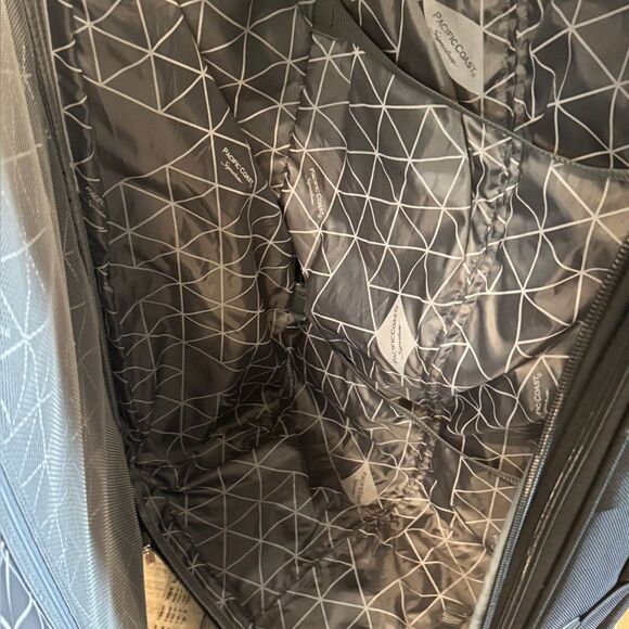 Pacific Coast Signature 28″ Softside Spinner Upright Luggage – Black - Picture 7 of 10